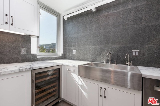 1037 N LAUREL AVE Unit: 17