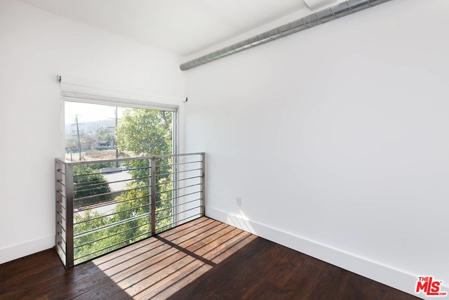 1037 N LAUREL AVE Unit: 17