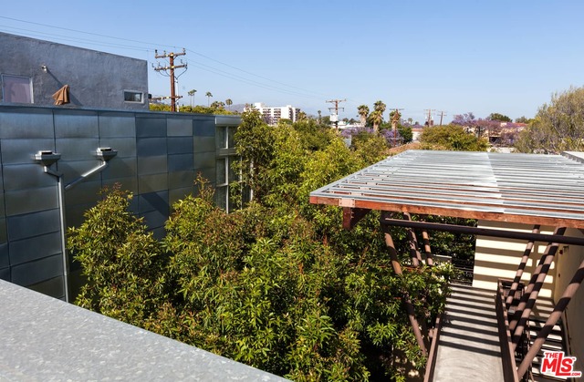 1037 N LAUREL AVE Unit: 17