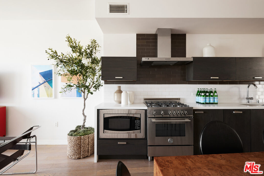 751 N Fairfax Ave Unit: 10