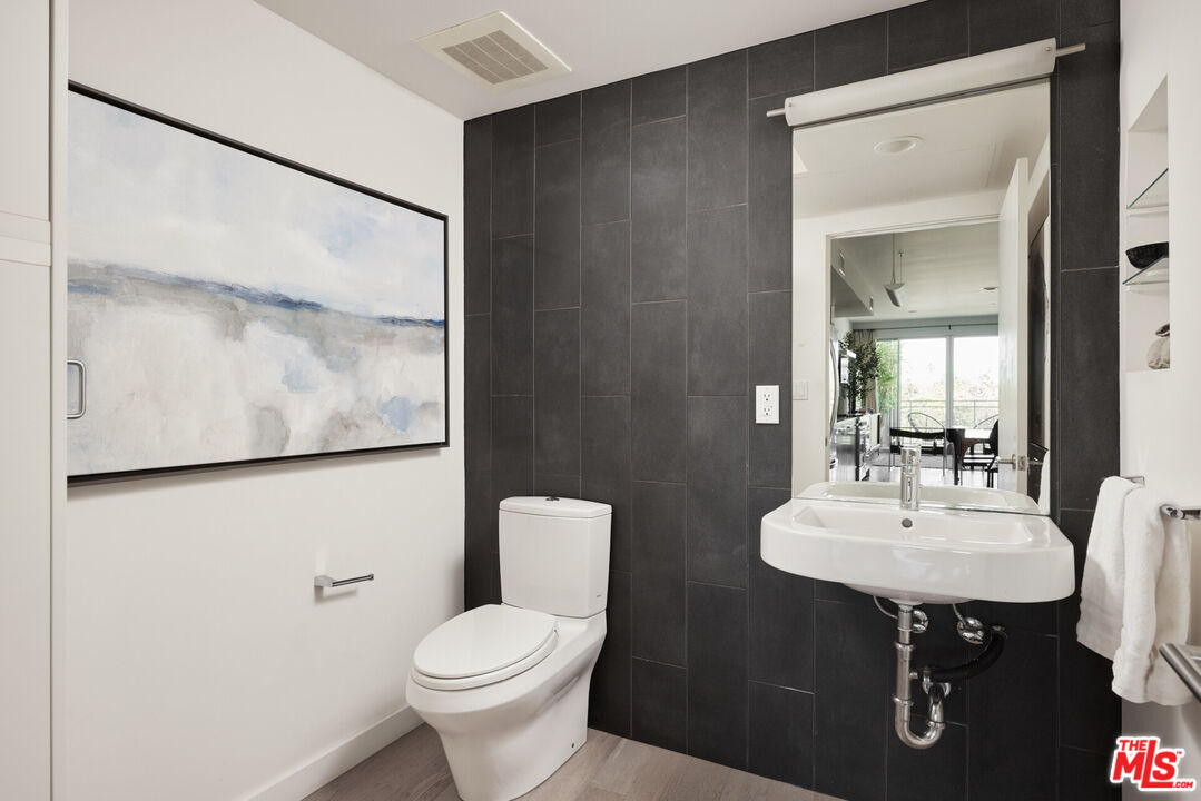 751 N Fairfax Ave Unit: 10