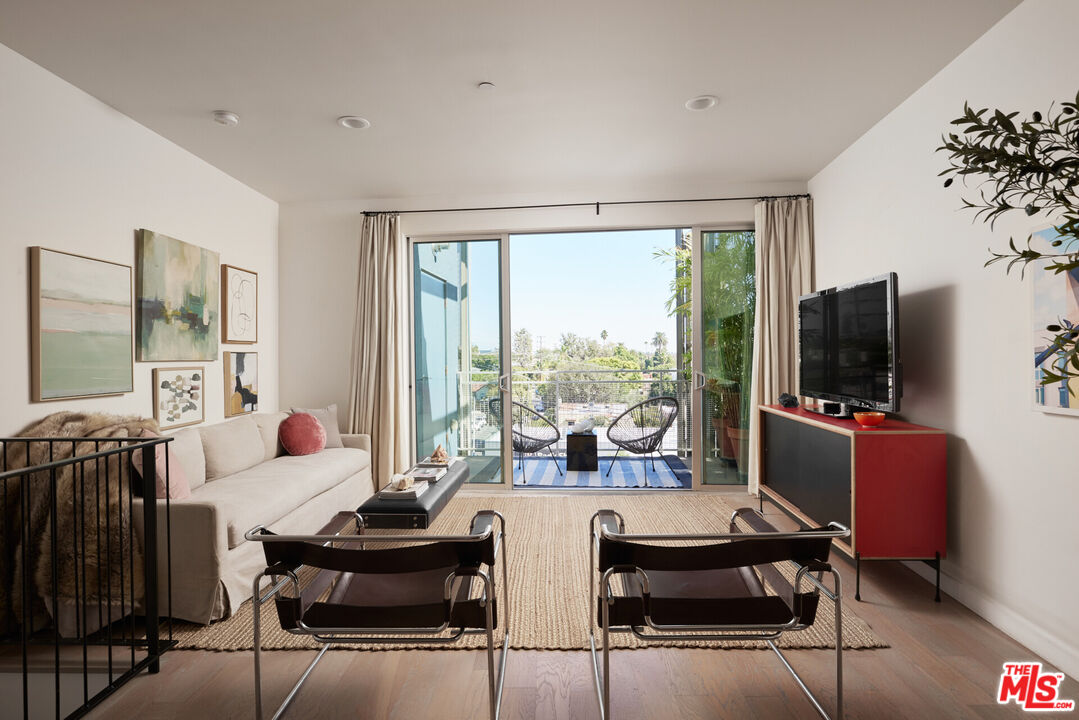 751 N Fairfax Ave Unit: 10