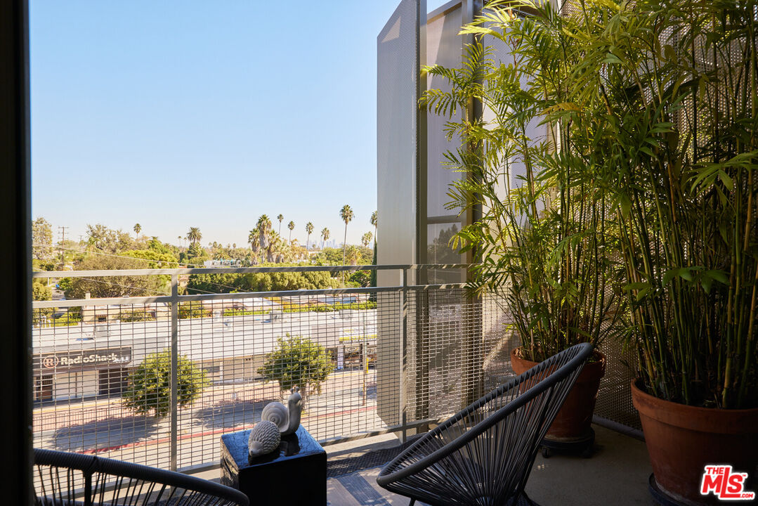 751 N Fairfax Ave Unit: 10