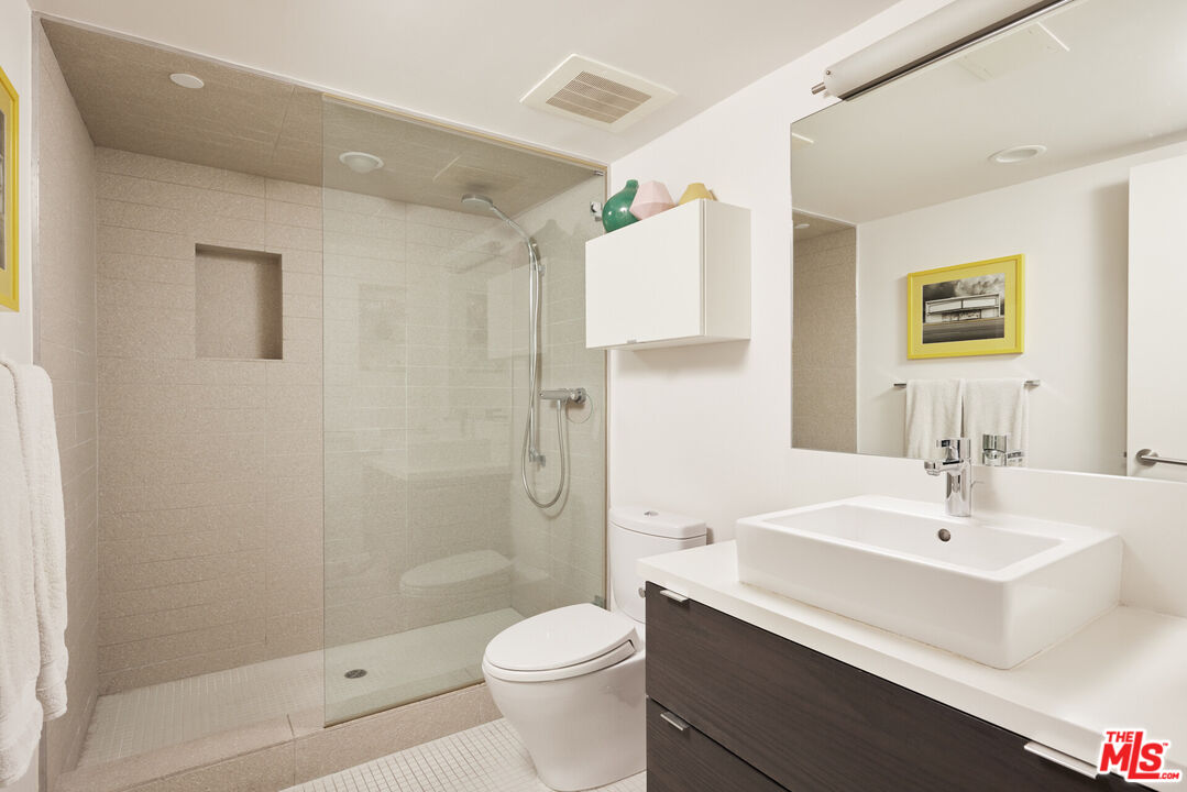 751 N Fairfax Ave Unit: 10