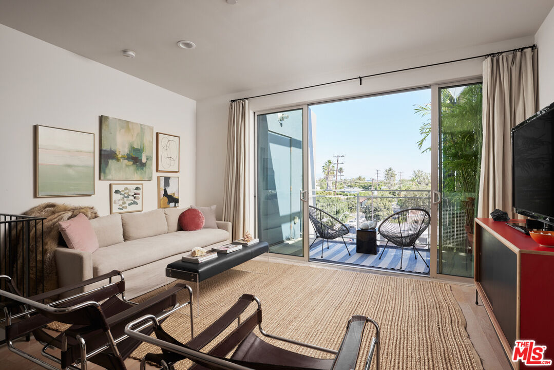 751 N Fairfax Ave Unit: 10