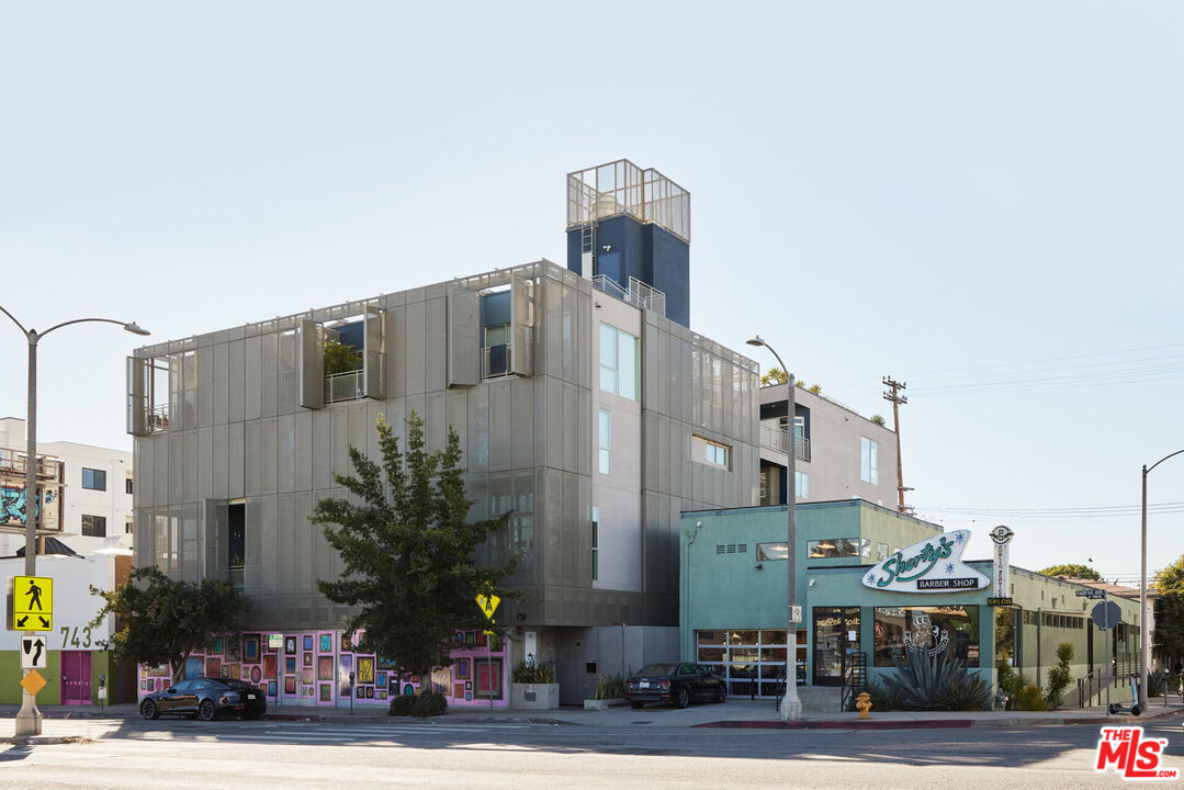 751 N Fairfax Ave Unit: 10