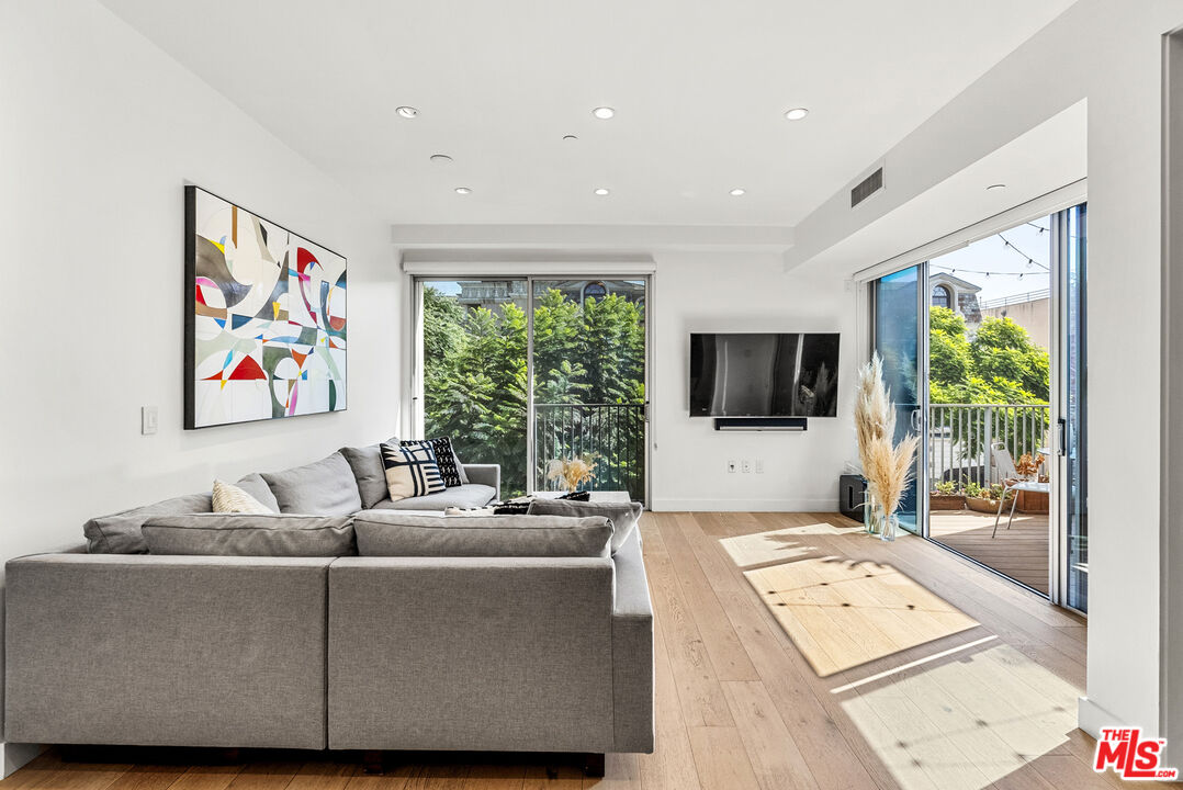 855 Croft Ave Unit: 301