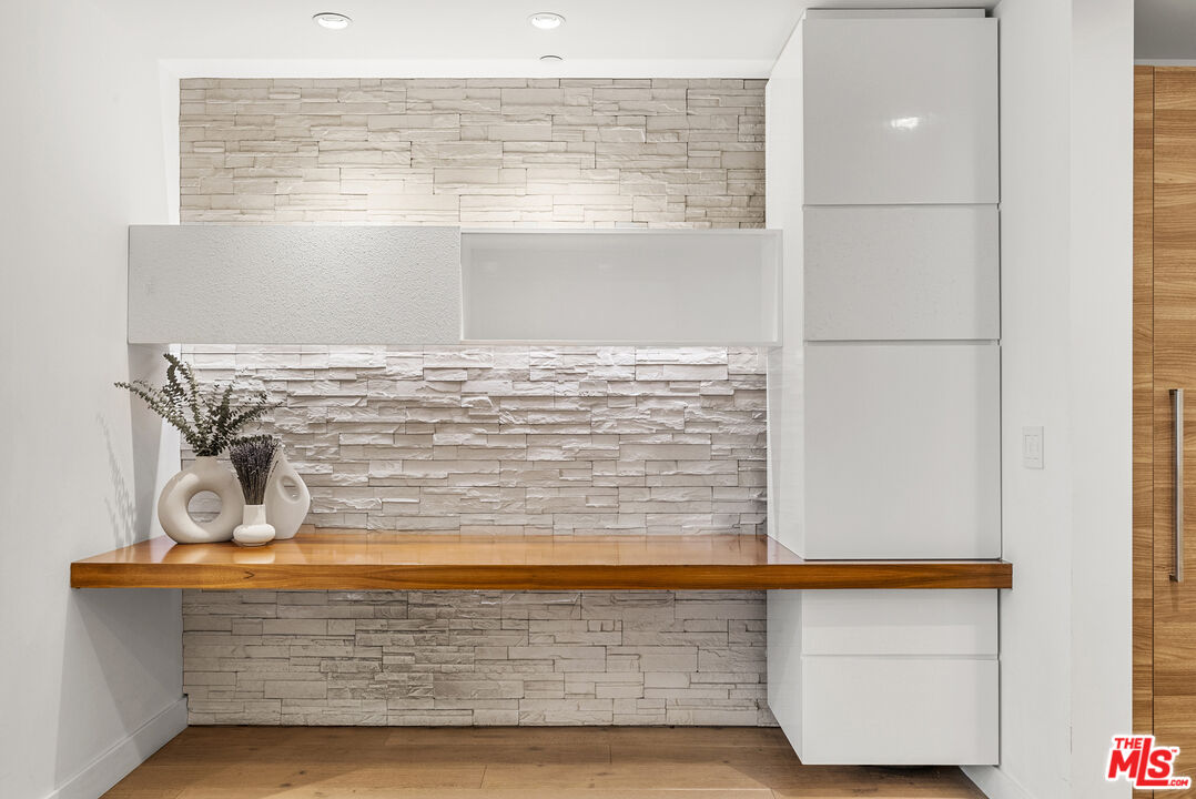 855 Croft Ave Unit: 301