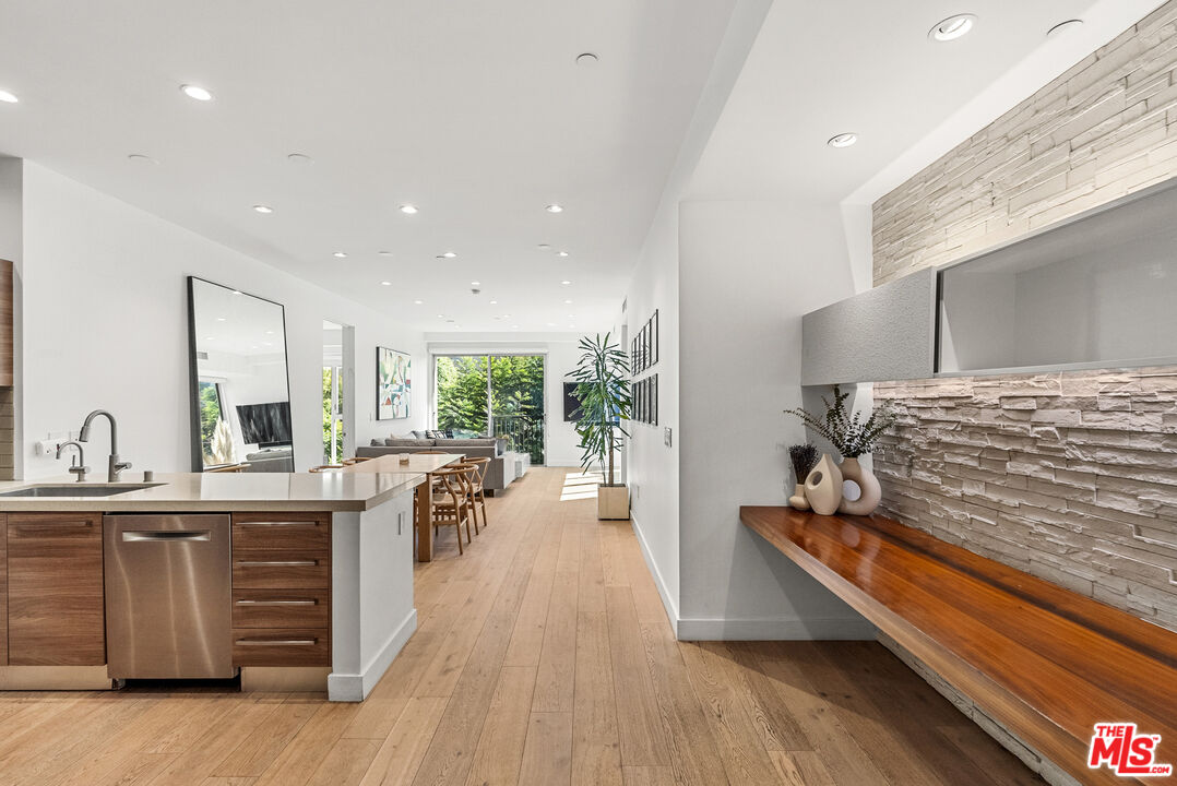 855 Croft Ave Unit: 301