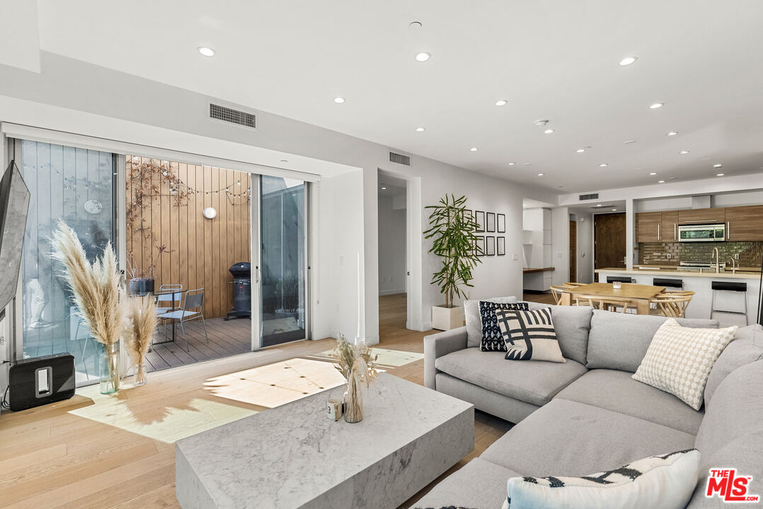 855 Croft Ave Unit: 301