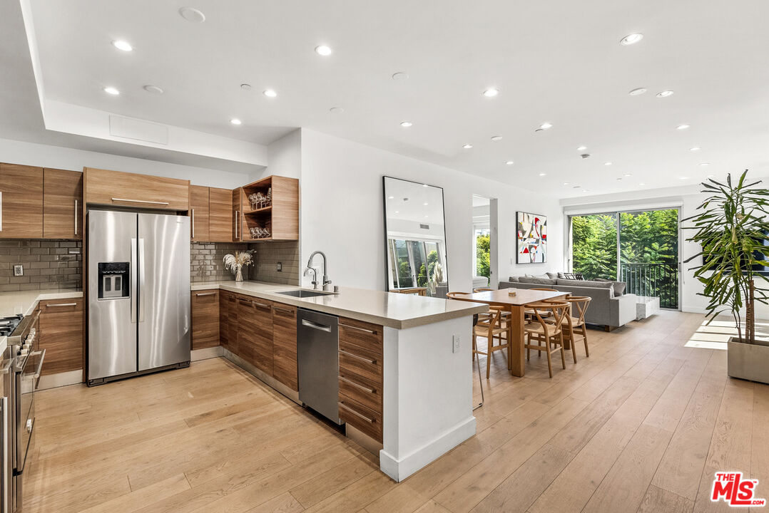 855 Croft Ave Unit: 301