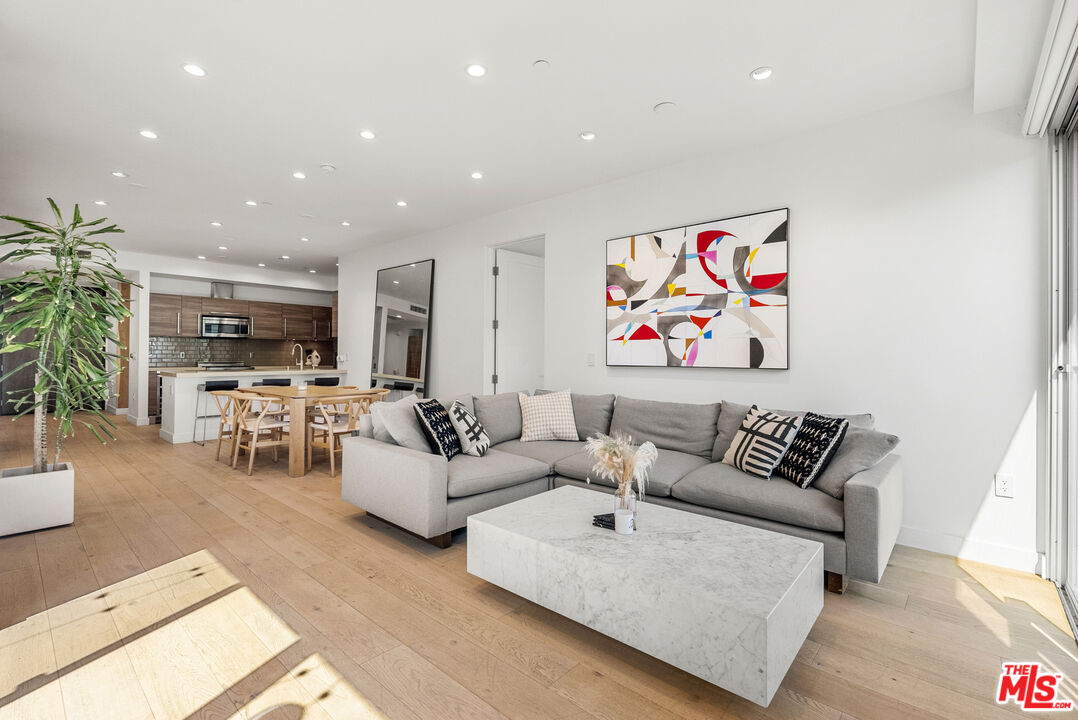 855 Croft Ave Unit: 301