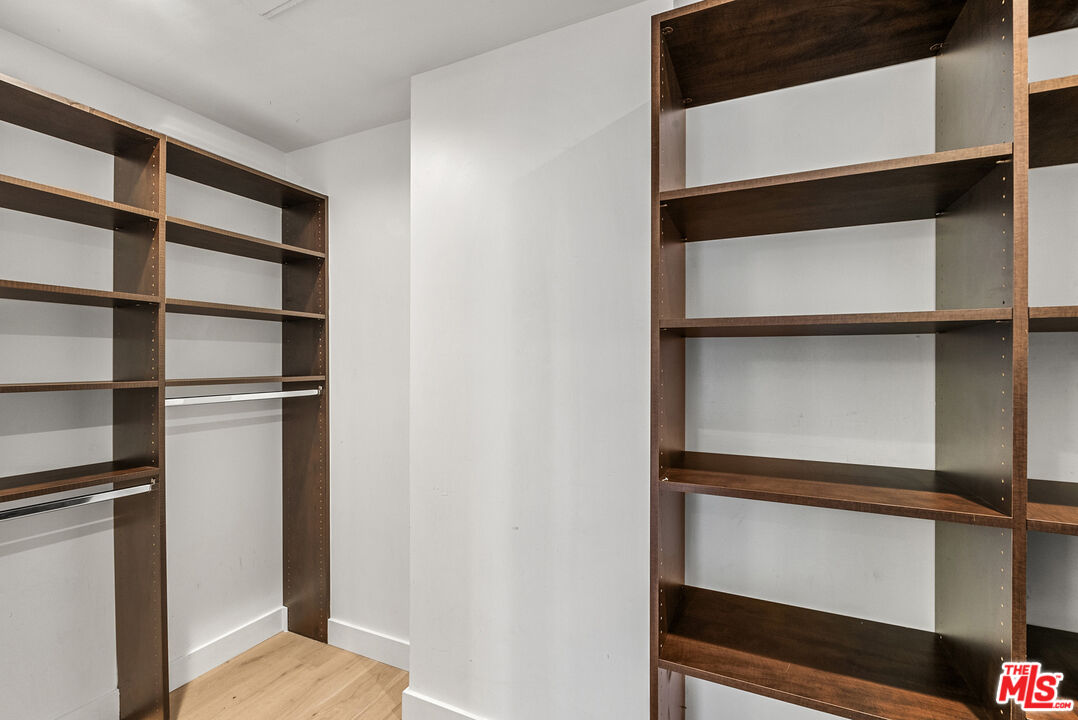 855 Croft Ave Unit: 301