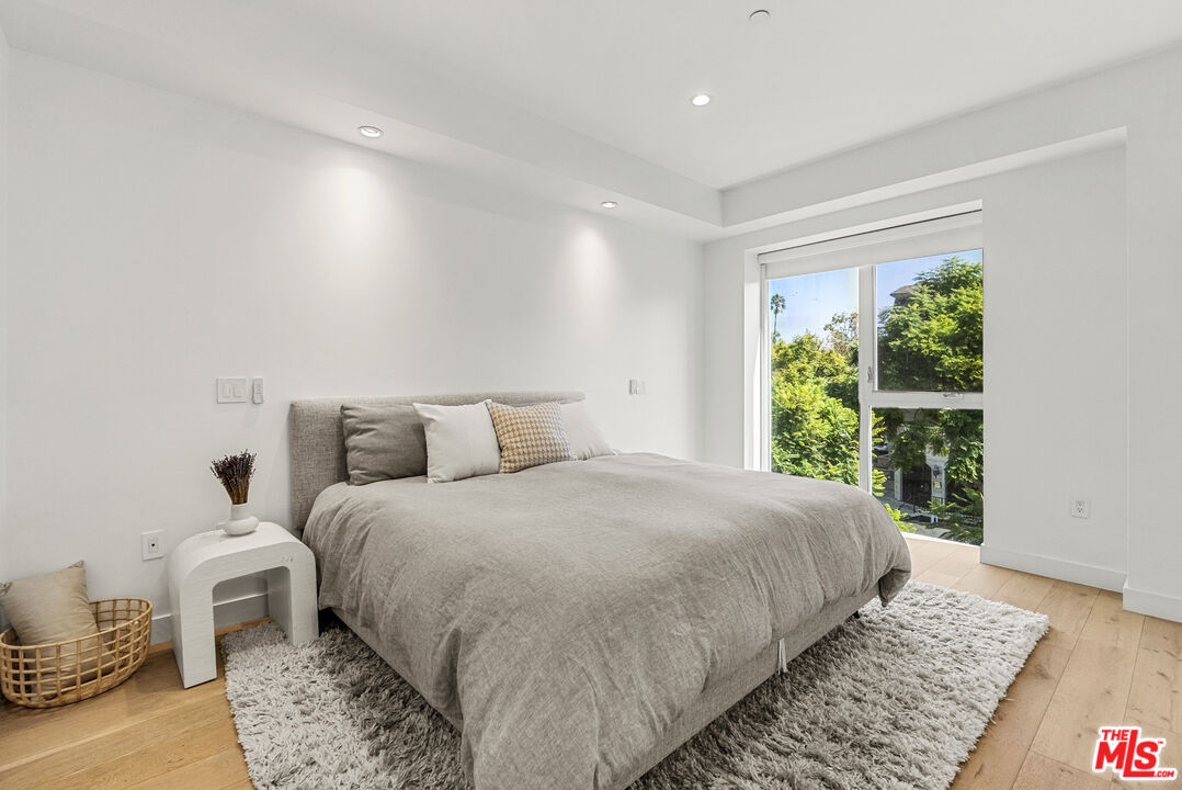 855 Croft Ave Unit: 301