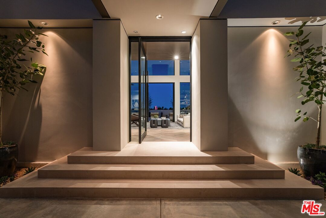 9405 Sierra Mar Pl