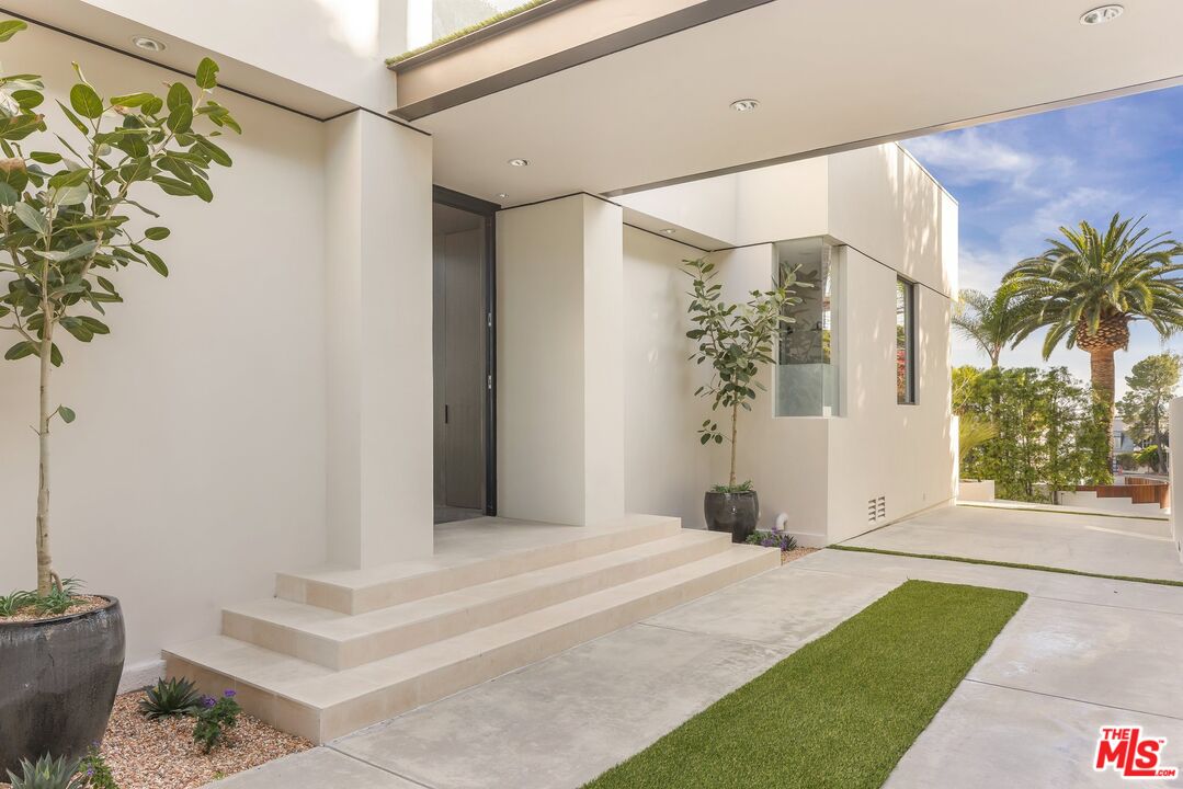 9405 Sierra Mar Pl