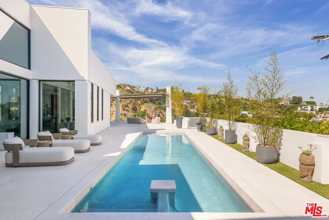 9405 Sierra Mar Pl