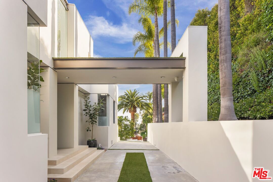 9405 Sierra Mar Pl