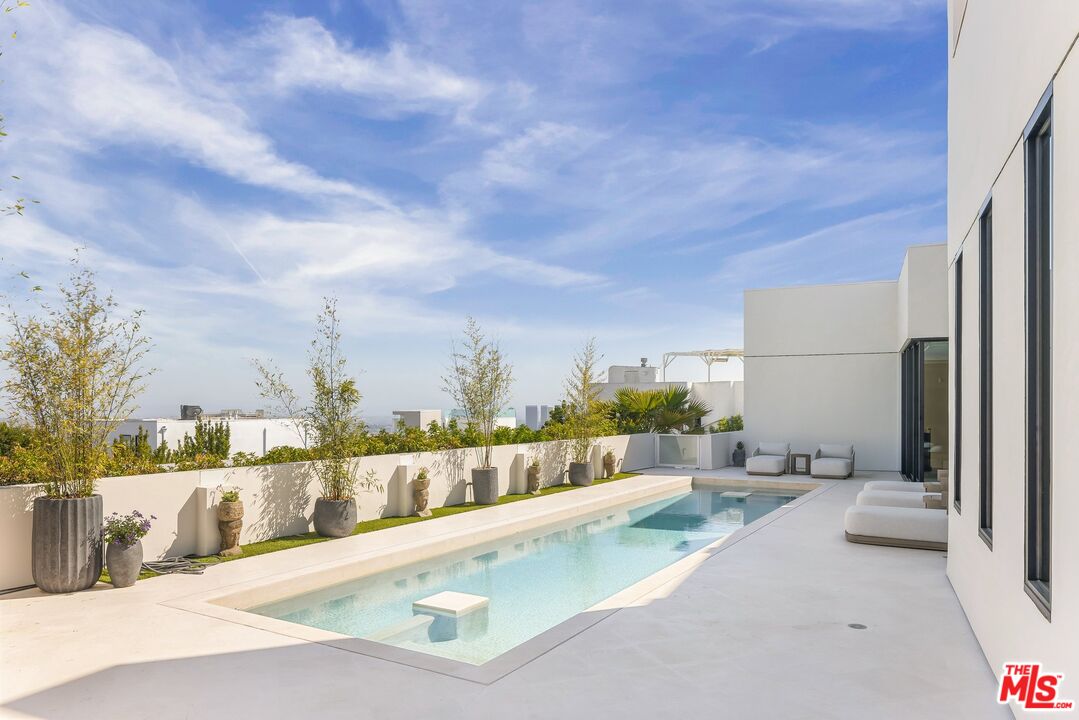 9405 Sierra Mar Pl