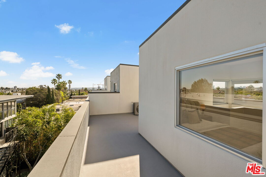 1037 N Laurel Ave Unit: 14