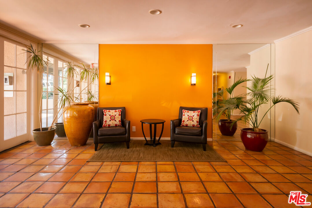 7270 Hillside Ave Unit: 204