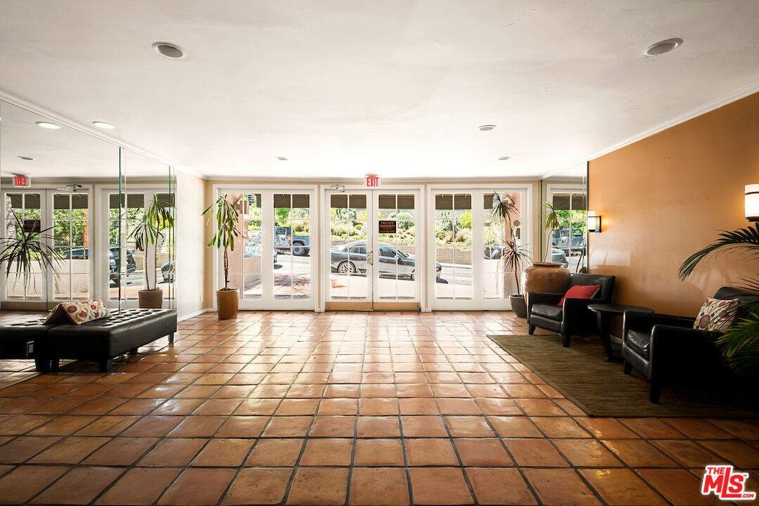 7270 Hillside Ave Unit: 204