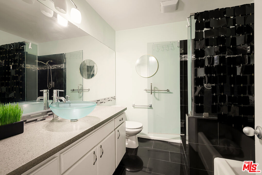 7270 Hillside Ave Unit: 204