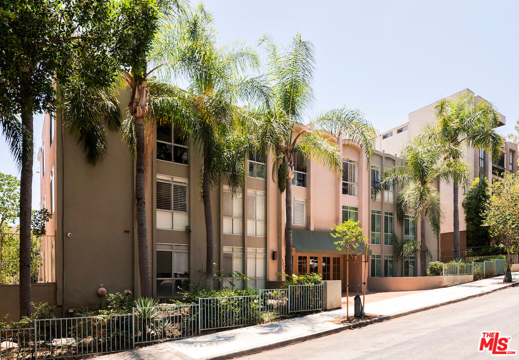 7270 Hillside Ave Unit: 204
