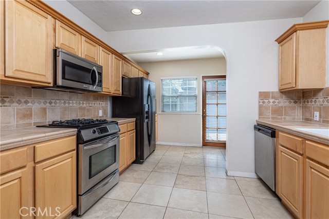 1049 N Screenland DR