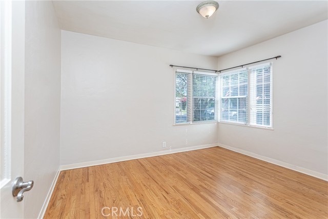 1049 N Screenland DR