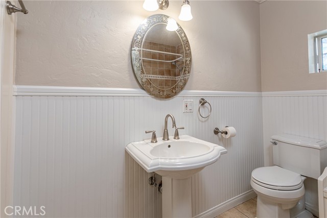 1049 N Screenland DR