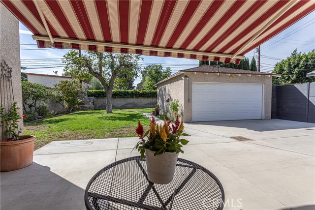 1049 N Screenland DR