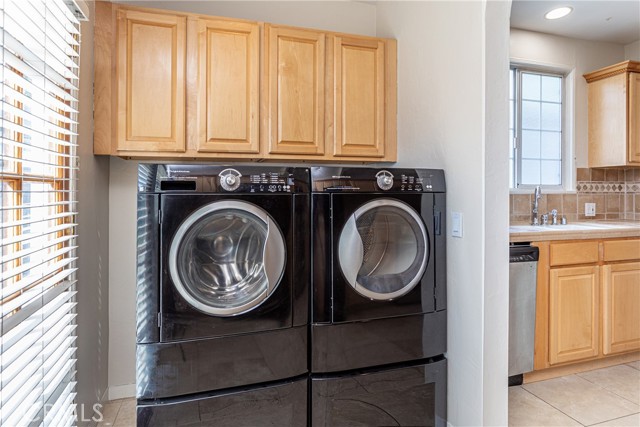 1049 N Screenland DR