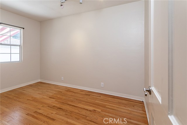 1049 N Screenland DR