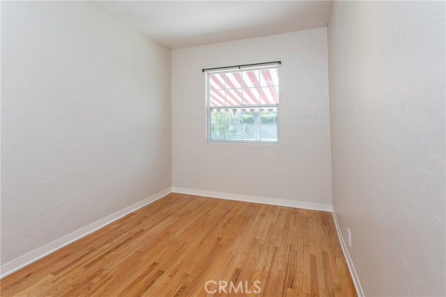 1049 N Screenland DR