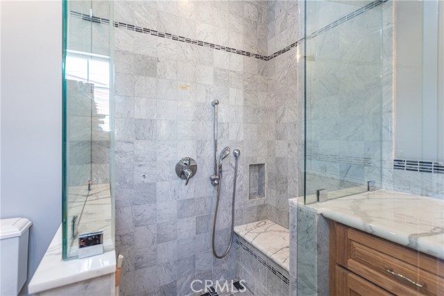 1049 N Screenland DR