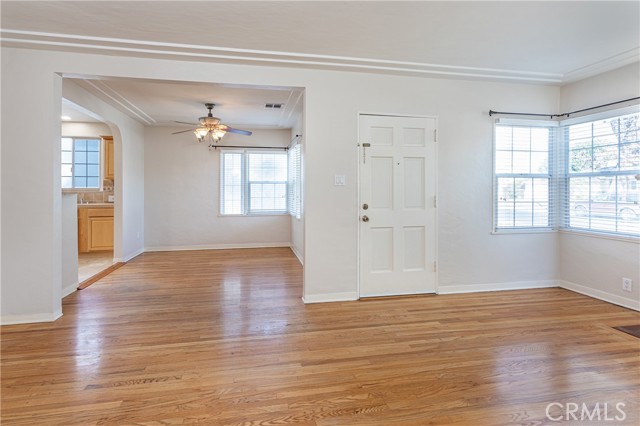 1049 N Screenland DR