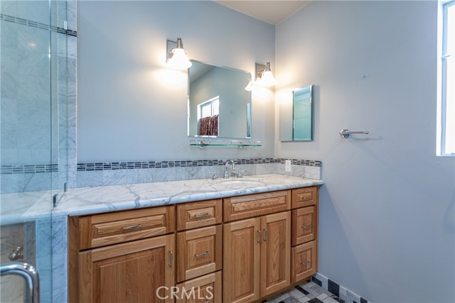 1049 N Screenland DR