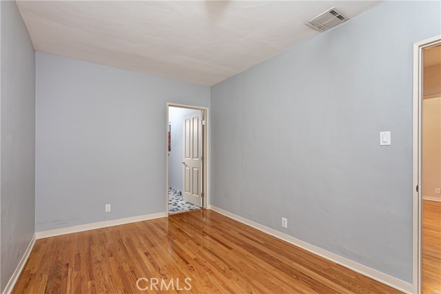 1049 N Screenland DR