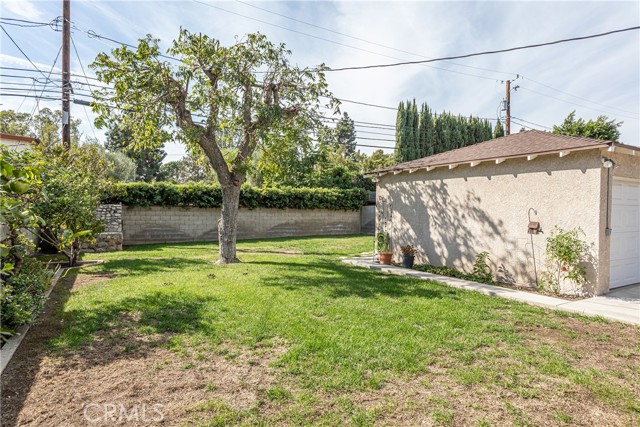 1049 N Screenland DR