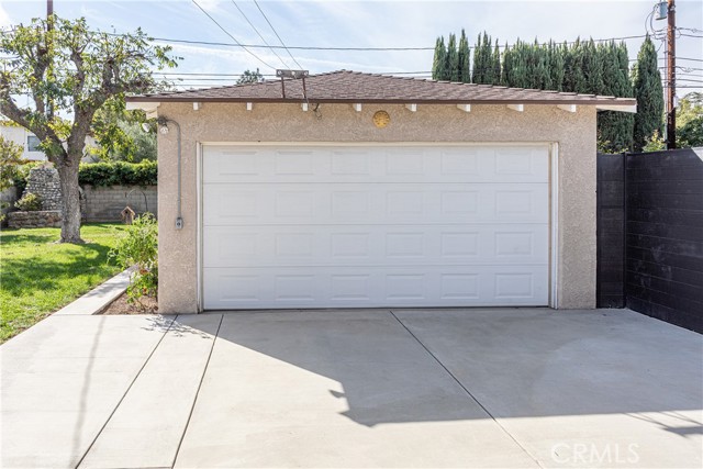 1049 N Screenland DR