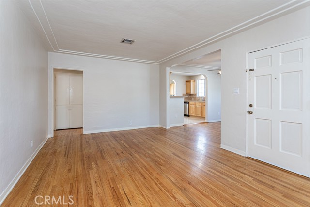 1049 N Screenland DR