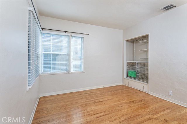 1049 N Screenland DR