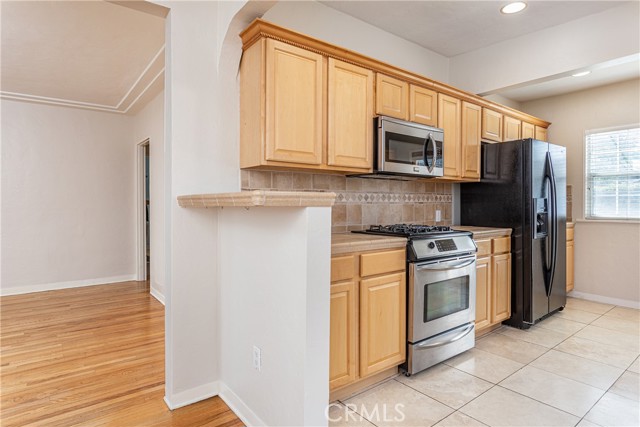 1049 N Screenland DR