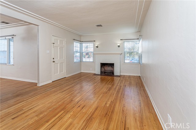 1049 N Screenland DR