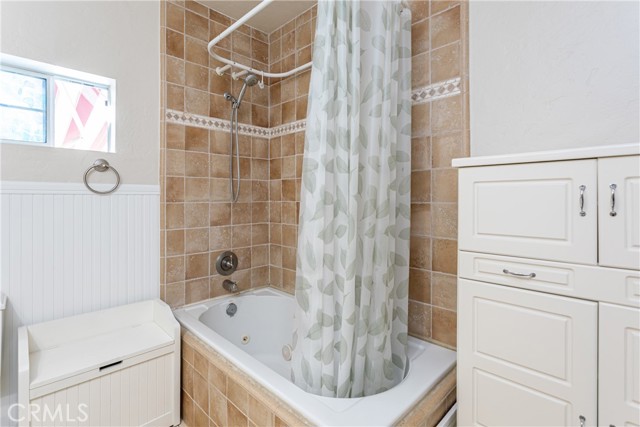 1049 N Screenland DR