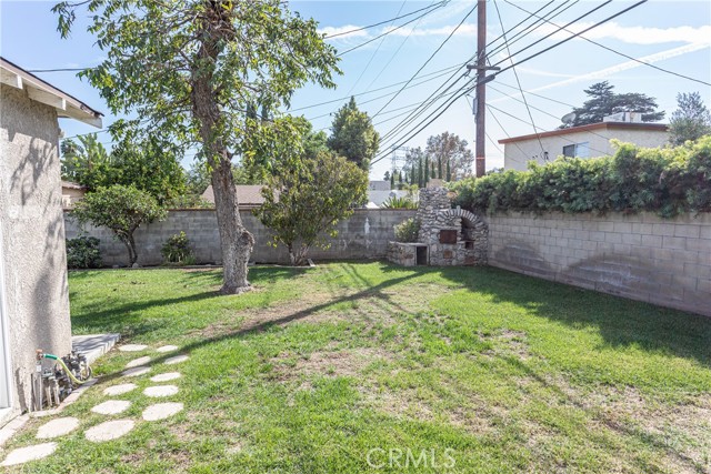 1049 N Screenland DR