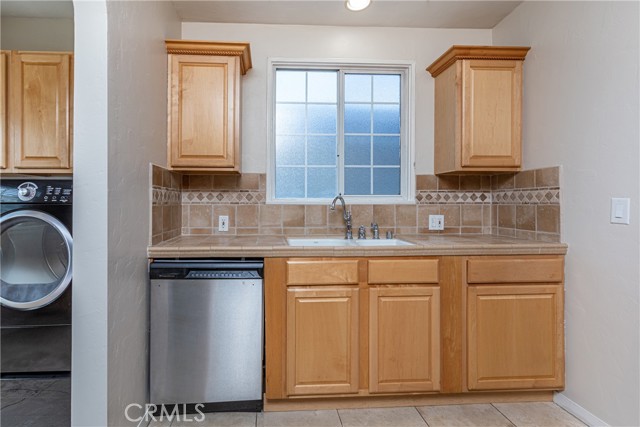 1049 N Screenland DR