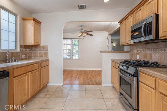 1049 N Screenland DR