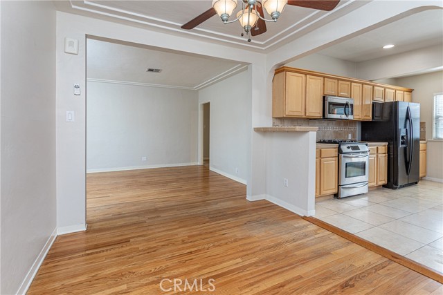 1049 N Screenland DR